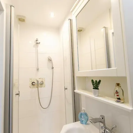 5 - A85445 Apartment *